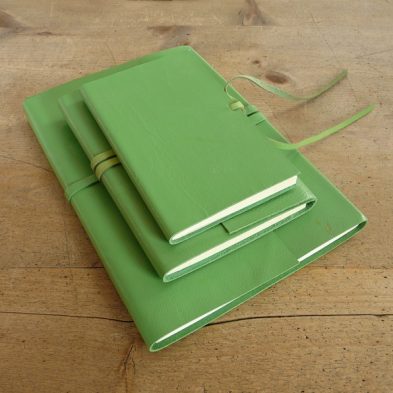 Notizbuch mit Ledereinband in Grasgrün